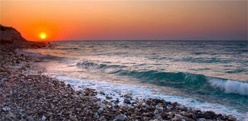 人生的美丽与孤独是什么歌（人生是美丽的8）